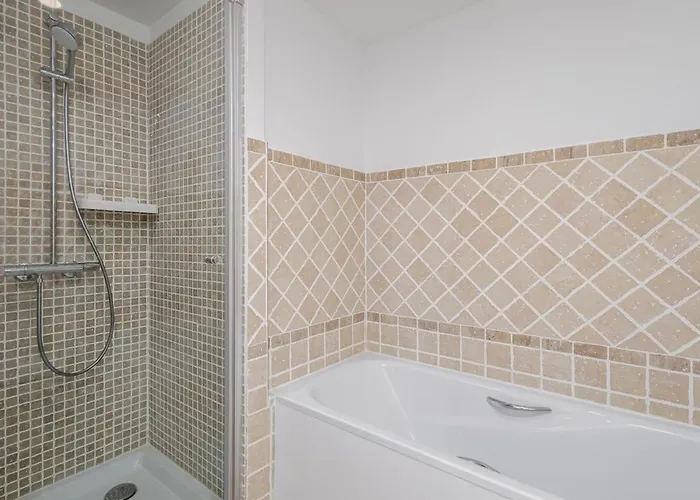 Beautiful 1 Bed Duplex Penthouse With Views Rdr327 *