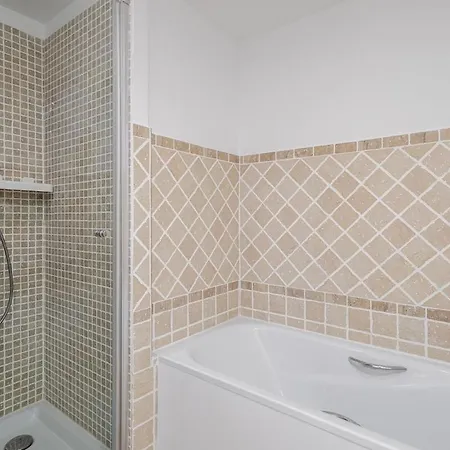 Beautiful 1 Bed Duplex Penthouse With Views Rdr327 *